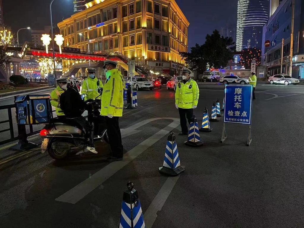 1民警对摩托车进行检查。重庆九龙坡警方供图