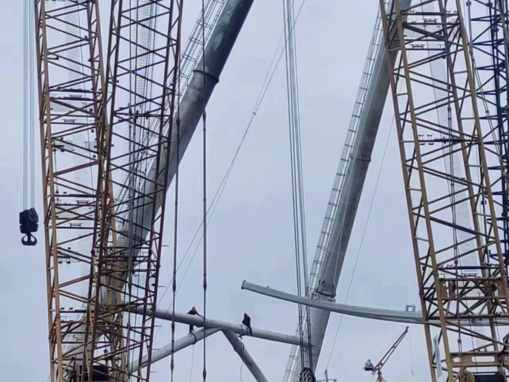工人们正在高空作业。美心红酒小镇景区供图