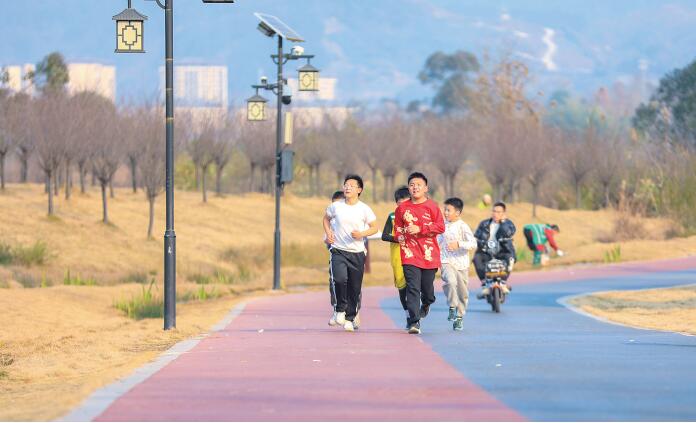 双桂湖国家湿地公园，市民在跑步。