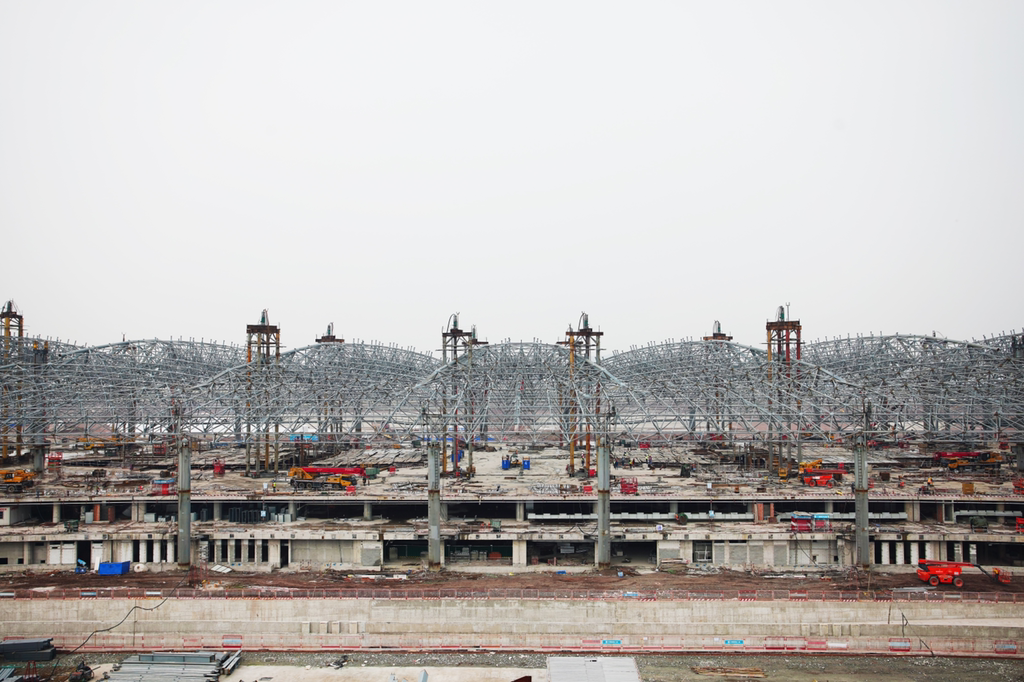 The overall roof steel structure of T3B terminal of Chongqing Jiangbei International Airport is fully capped. (Picture provided by Chongqing Jiangbei Airport Press Center)