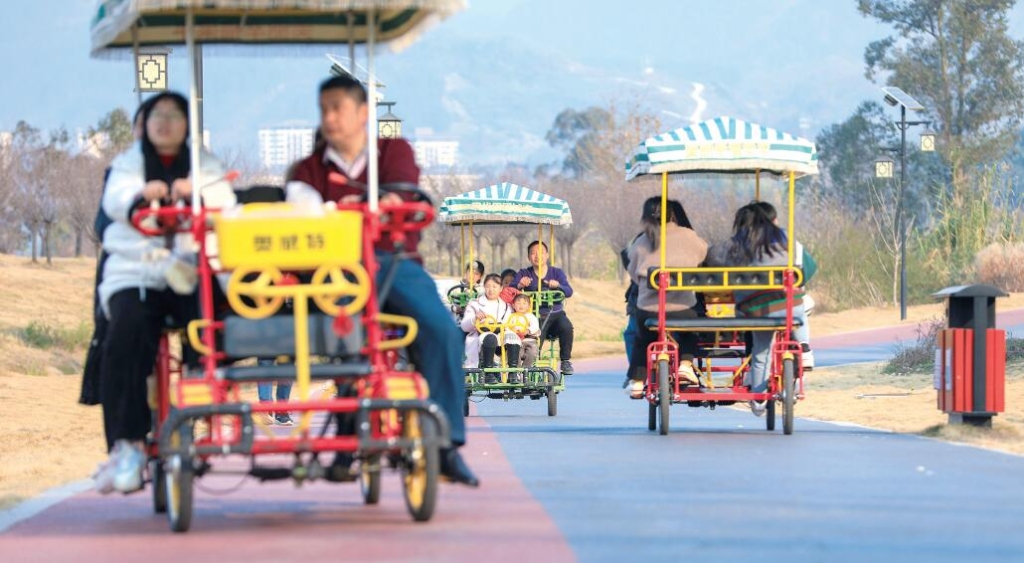 双桂湖国家湿地公园，市民在休闲骑行。