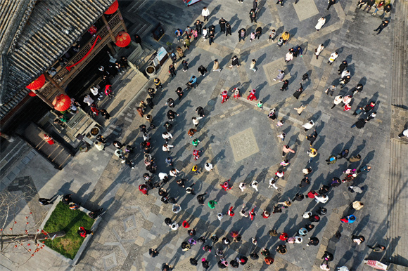 游客在黔江区濯水景区跳土家族摆手舞。 黔江区委宣传部供图 华龙网发