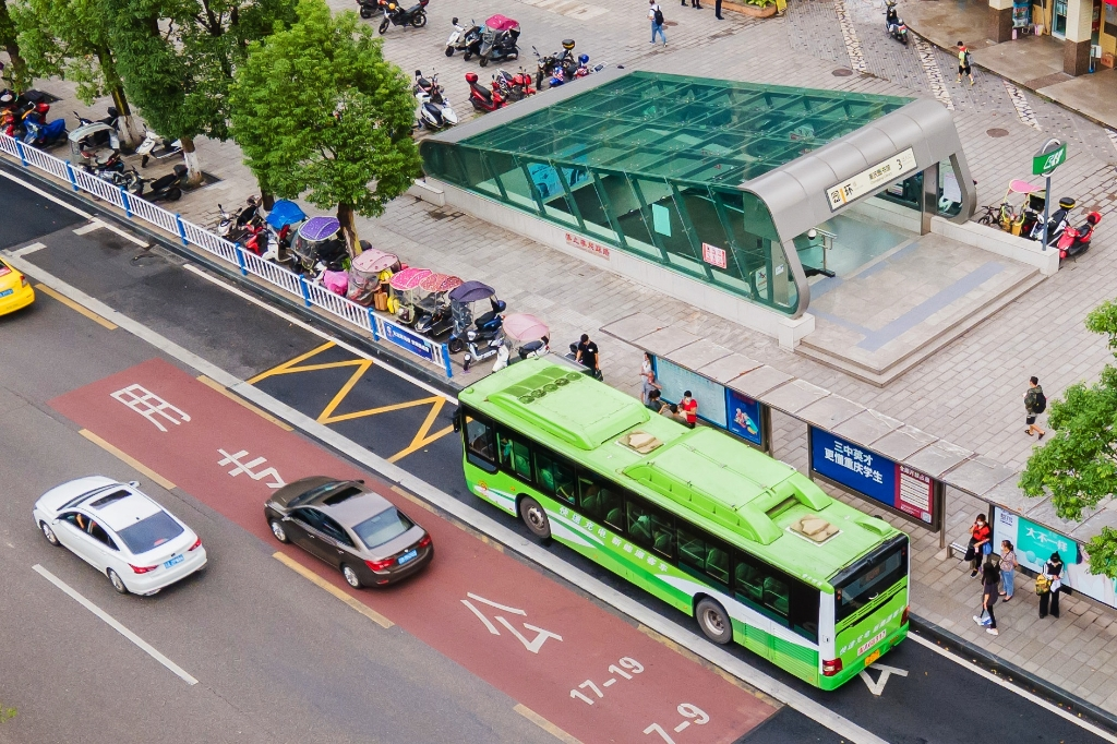 Integrated transfer of bus and rail transit. (Picture provided by Chongqing City Transportation Development & Investment Group)