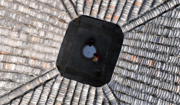 这是2月1日在旧州古镇拍摄的一户四合院的天井（无人机照片）。新华社记者 杨楹 摄