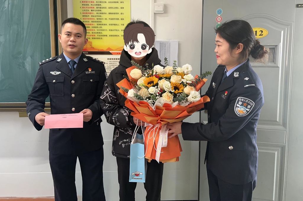 警方送上鲜花表扬杜同学。警方供图