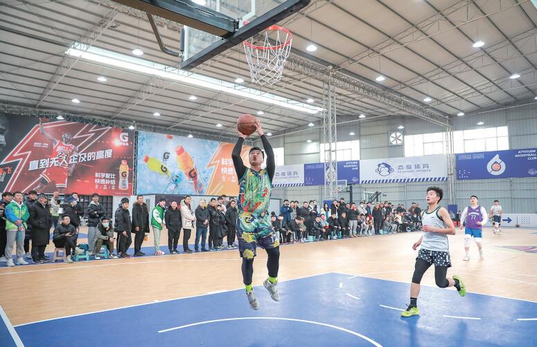 双桂城区态度篮球馆，市民在打篮球。