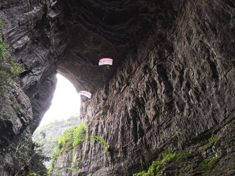 世界首次低空跳伞穿越天生三桥。武隆区委宣传部供图