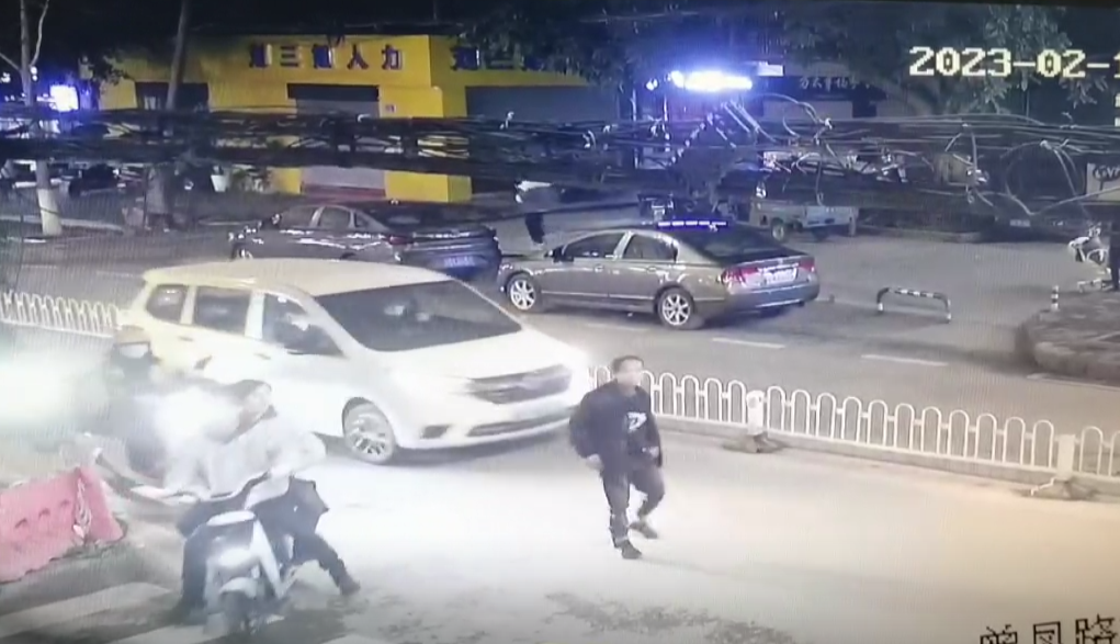 1醉酒老伯在公路中间来回“摇摆”。重庆高新区警方供图