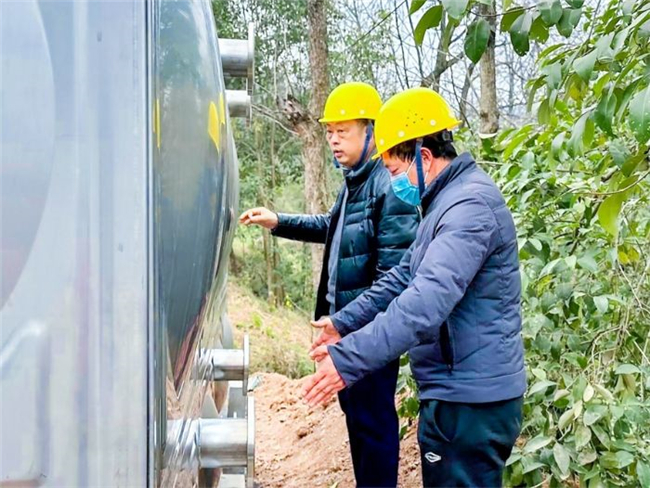 施工人员查看加压泵站建设情况。潼南报供图