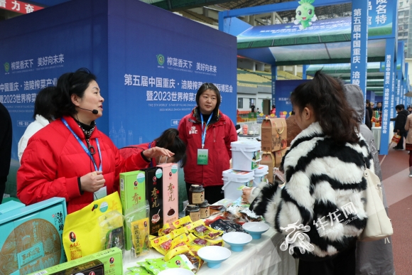 展会现场吸引了众多市民前来选购。华龙网-新重庆客户端记者 李黎 摄