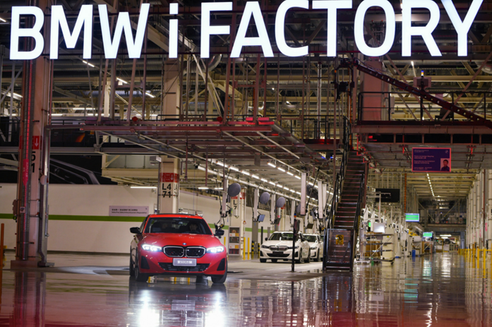 BMW i3 eDrive40L驶下生产线并迎来上市。 宝马供图 华龙网发