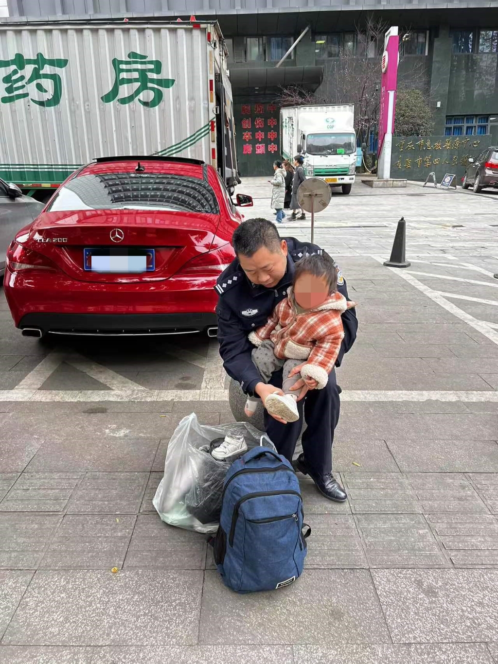 民警帮忙照顾李某的女儿。重庆江北警方供图