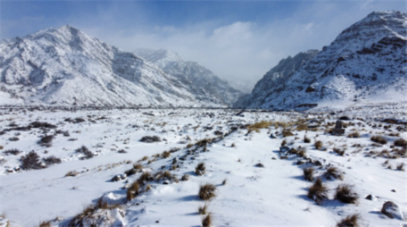 2月18日拍摄的内蒙古贺兰山国家级自然保护区（无人机照片）。新华社记者 贝赫 摄