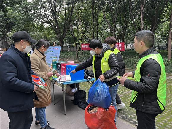 2环保志愿者正在与居民进行旧衣回收、检查。通讯员 陈天红 摄