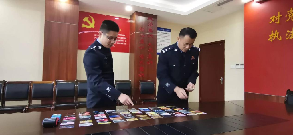 部分涉案信用卡。重庆两江新区警方供图