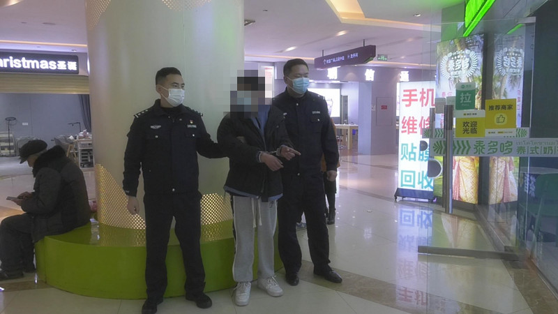 2男子指认盗窃现场。重庆合川警方供图