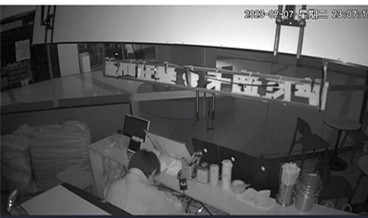 1男子盗窃门市财物，被摄像头拍下。重庆合川警方供图