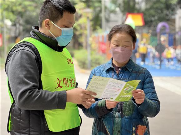 3社区志愿者正在向居民普及垃圾分类知识。通讯员 陈天红 摄