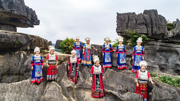 6任茂淑和乡亲们一起唱苗歌。彭水县文化和旅游委供图