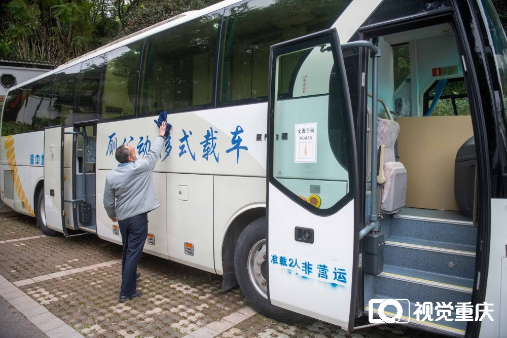 A worker is cleaning a mobile public toilet in Fotuguan Park of Yuzhong District. (Photographed by Cui Li / Visual Chongqing)