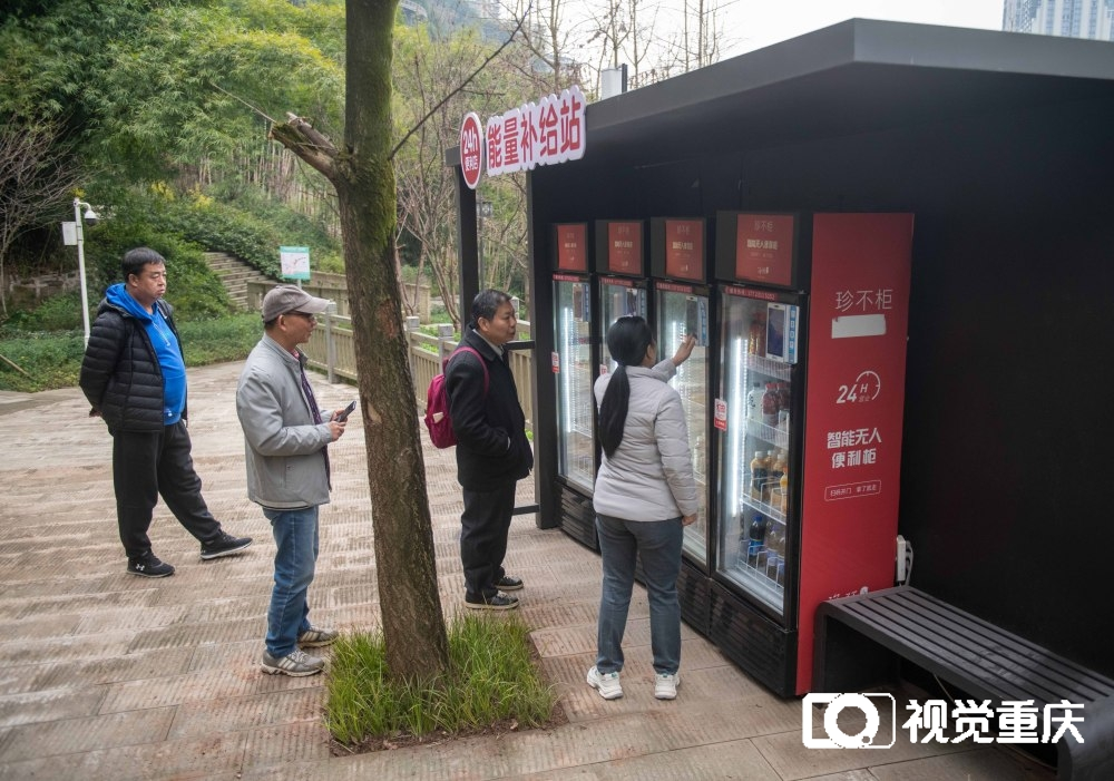 People buy water at the "energy supply station" in Fotuguan Park of Yuzhong District. (Photographed by Cui Li / Visual Chongqing)