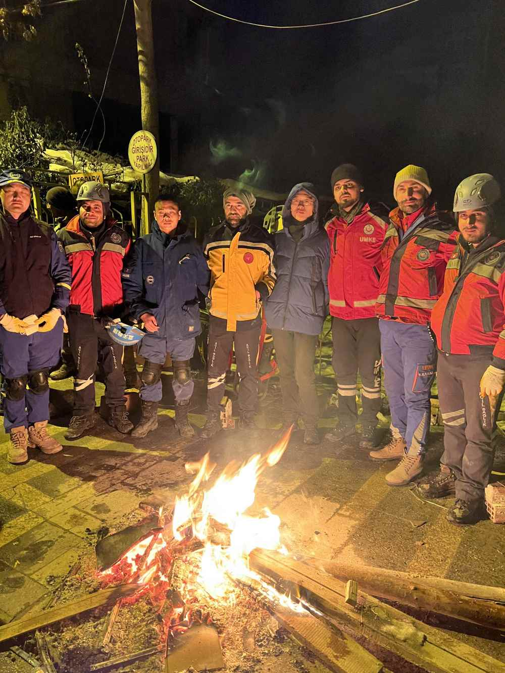 Wang Wenqi (fourth from the right) and international rescuers got warm by fire in the earthquake-stricken area (Picture provided by the interviewee)