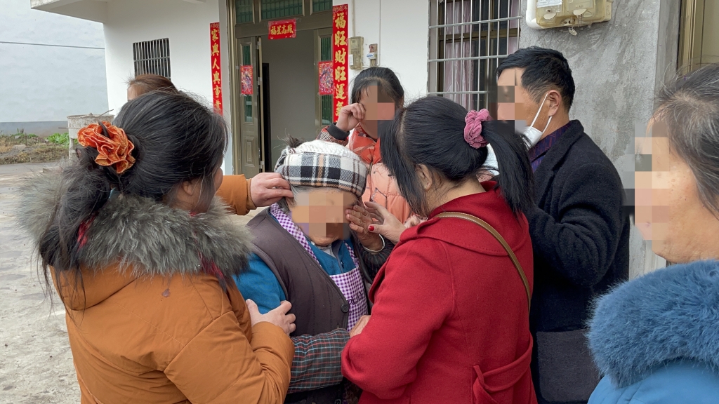 见到走失30多年的女儿，廖婆婆老泪纵横。重庆石柱警方供图