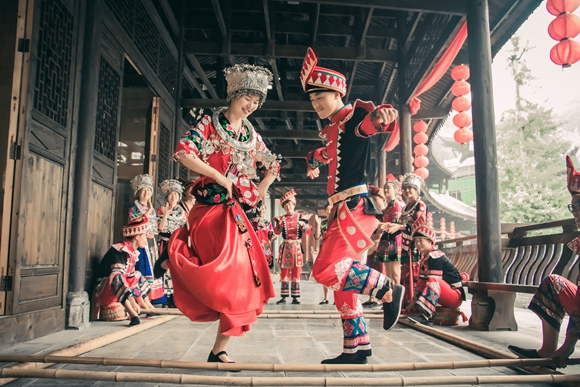 3苗俗表演竹竿舞。彭水县文化和旅游委供图