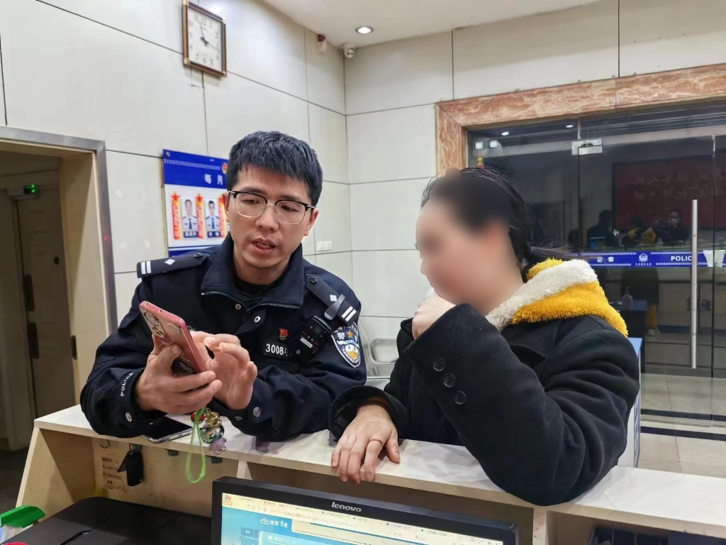0民警为张女士揭穿“军官男友”底细。重庆九龙坡警方供图