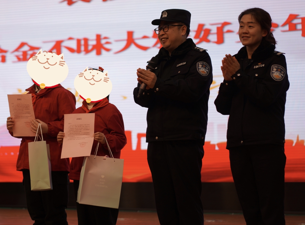 2民警对两个小女孩进行公开表扬。重庆九龙坡警方供图