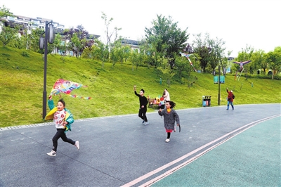 1近日，双桂湖国家湿地公园，孩子们在开心地放风筝。记者 向成国 摄