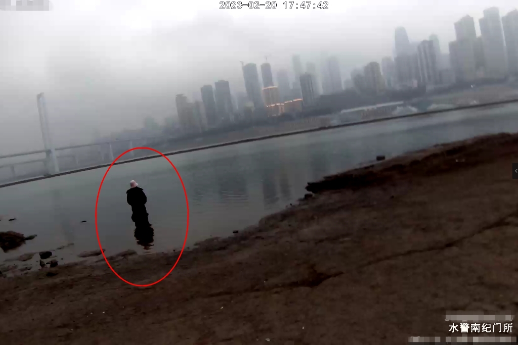 1站在江水中的女孩。重庆水警总队供图