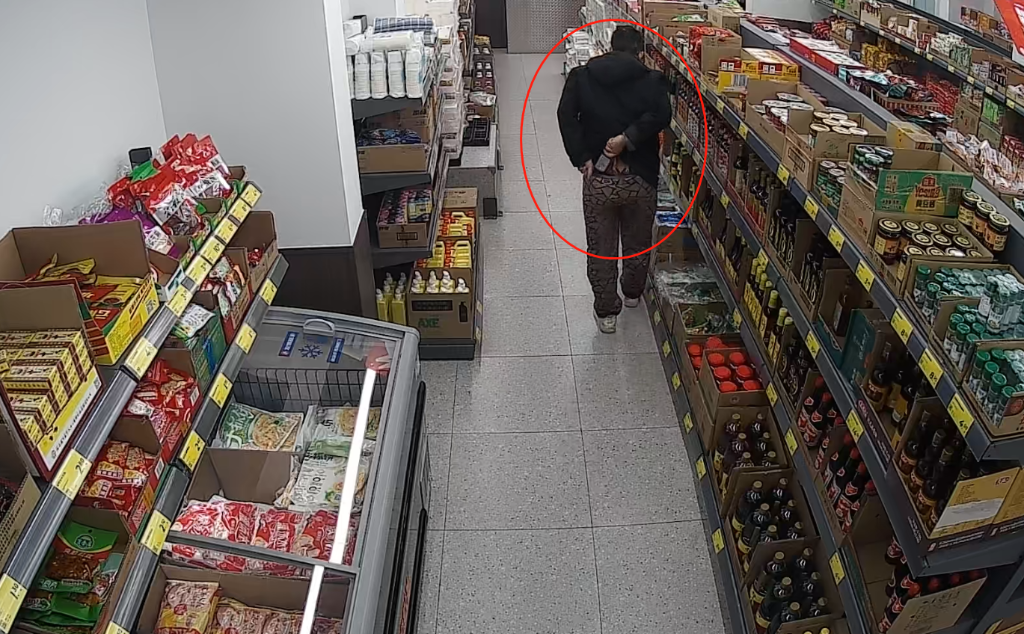 1男子盗窃过程被监控视频拍下。重庆沙坪坝警方供图