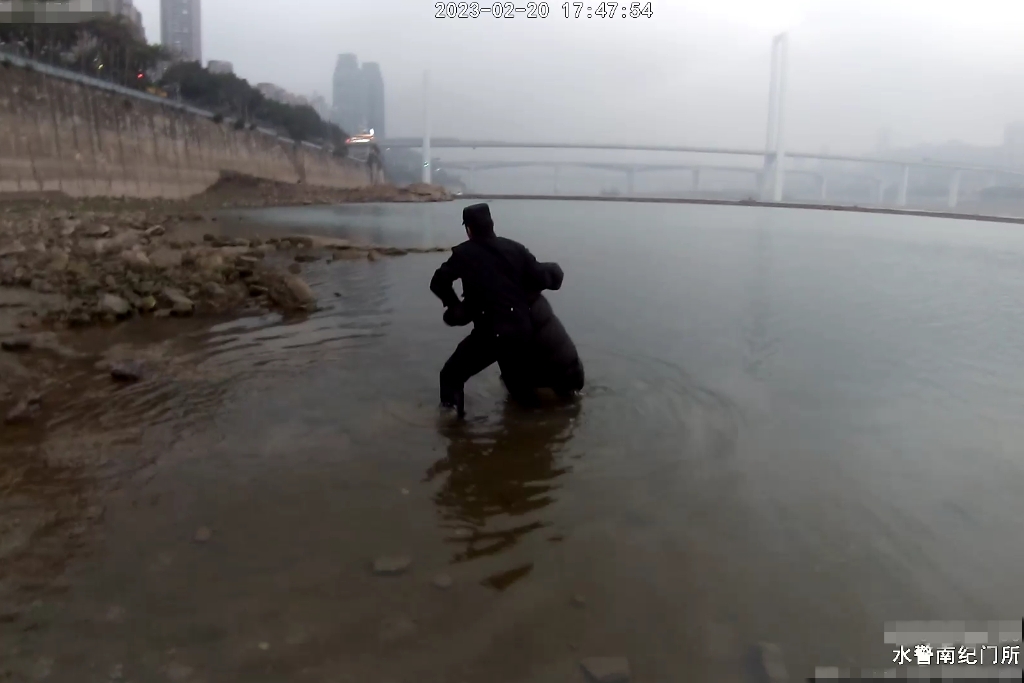 2民警将女孩救回岸上。重庆水警总队供图