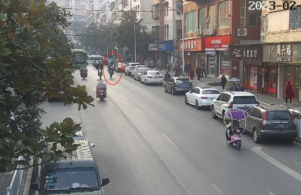 1男子“炸街炫技”被公共视频拍下。重庆沙坪坝警方供图
