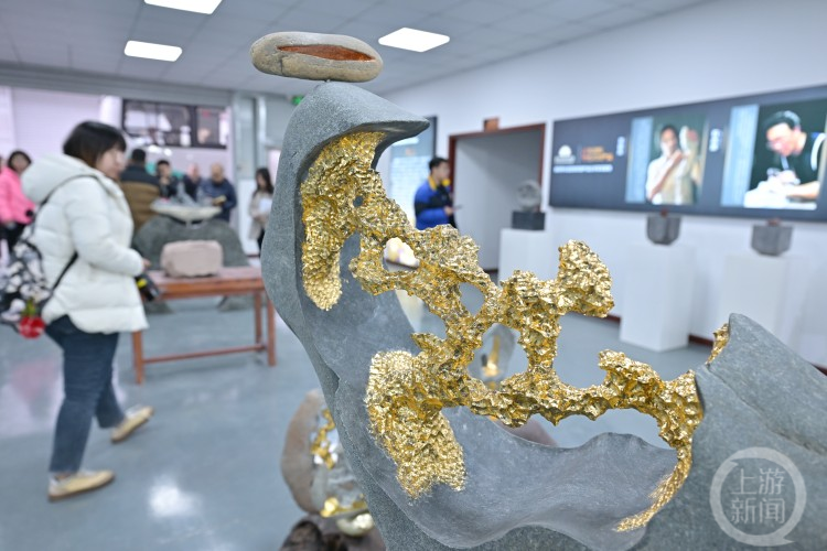 走进区域看发展｜让石刻会说话！南岸雅巴洞江滩公园“网红”石雕出自“大足雕客”之手3