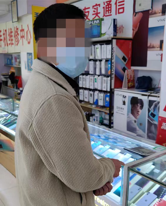 1詹某指认销赃的手机。重庆九龙坡警方供图
