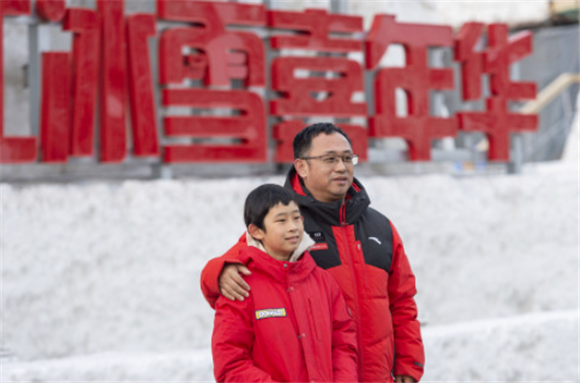 2月22日，游客在哈尔滨松花江冰雪嘉年华入口处拍照留念。新华社记者 谢剑飞 摄