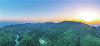 4俯瞰百里竹海旅游度假区。记者 熊伟 摄