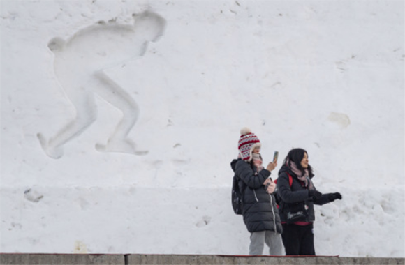 2月22日，游客在哈尔滨松花江冰雪嘉年华园区内游玩。新华社记者 谢剑飞 摄