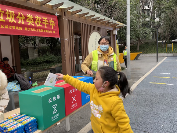 青少年正在参与垃圾分类模拟游戏。通讯员 左春燕 摄