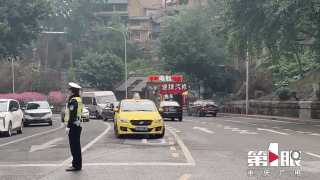 多车串联掉头：网友怕掉不过去？重庆司机：毫不费力！4