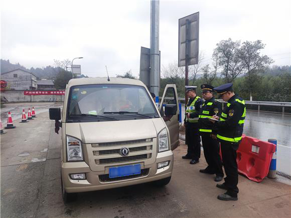 大足交通执法人员在中敖治超站点检查营运车辆。通讯员 欧金汶 供图