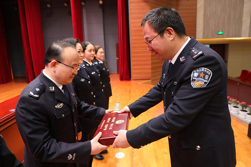 市监狱局党委副书记、政委曾龙为晋升警衔民警授衔。市监狱局供图