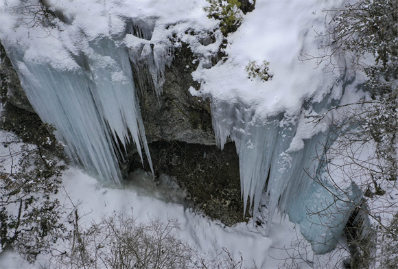 瀑布变成了凝固的冰瀑,如同用冰块雕刻出的工艺品。王强 摄