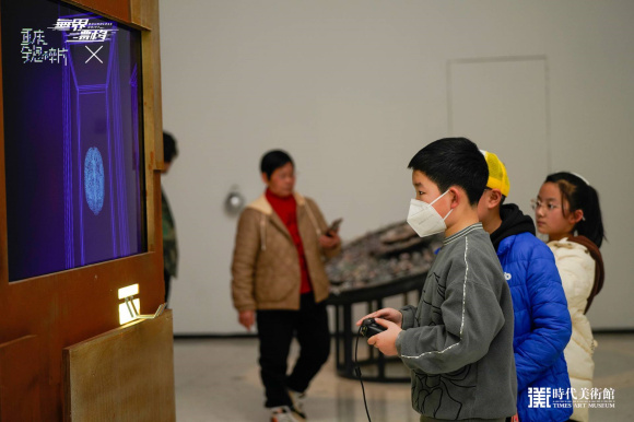 小朋友兴致勃勃地体验作品。重庆时代美术馆 供图