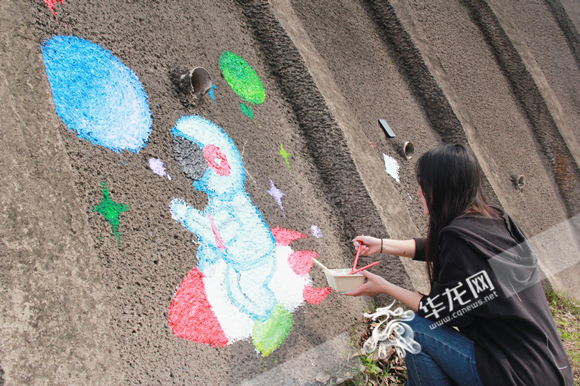大学生志愿者为道路旁的围墙涂鸦。华龙网-新重庆客户端 张颖绿荞 摄 (2)