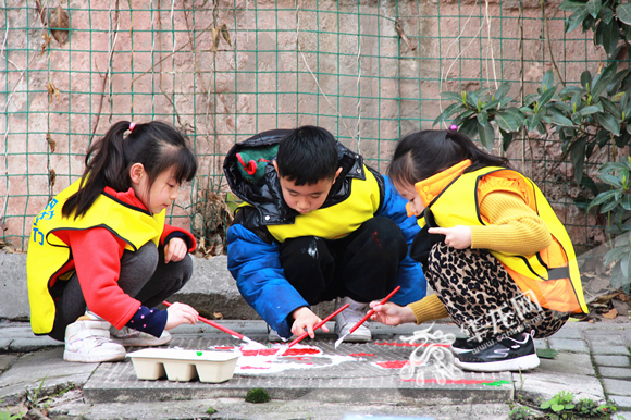 2月25日，重庆两江新区人和街道金安社区开展主题为“环境友好在行动 童心共筑上学路”环境美化活动。华龙网-新重庆客户端 张颖绿荞 摄