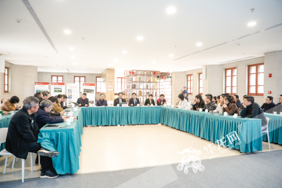 参会专家和学者在现场进行了学术交流。华龙网-新重庆客户端记者 石涛 摄