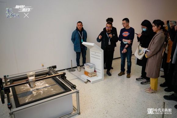 李波为观众讲解他的作品《屏幕时间之丘》。重庆时代美术馆 供图